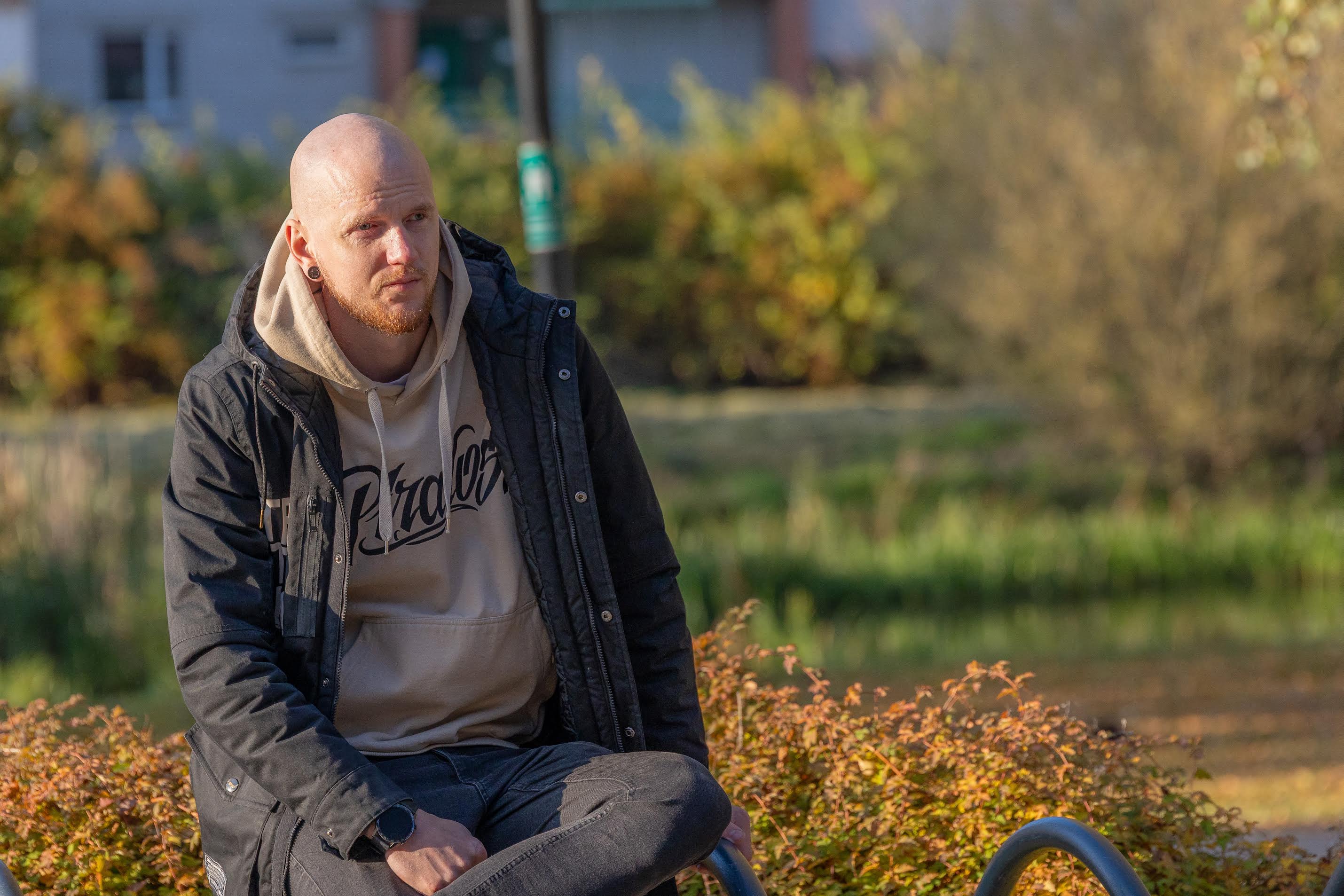 Praegu tegeleb lisatööst huvitatud võrukas Erik Mikson vaikselt oma ettevõtte alustamisega ning pakub mobiilset autopuhastust. Mehel on selja taga raske avarii, millest taastumine on võtnud oma aja. Foto AIGAR NAGEL